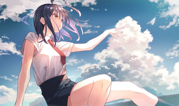 Anime picture 1600x955 with original koh rd single blush fringe short hair black hair hair between eyes wide image sitting yellow eyes looking away sky cloud (clouds) bent knee (knees) outdoors parted lips pleated skirt wind arm support