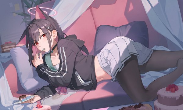 Anime-Bild 4725x2834 mit blue archive kazusa (blue archive) broken (7589468) single long hair looking at viewer highres black hair red eyes wide image animal ears absurdres indoors lying long sleeves pleated skirt multicolored hair two-tone hair midriff colored inner hair