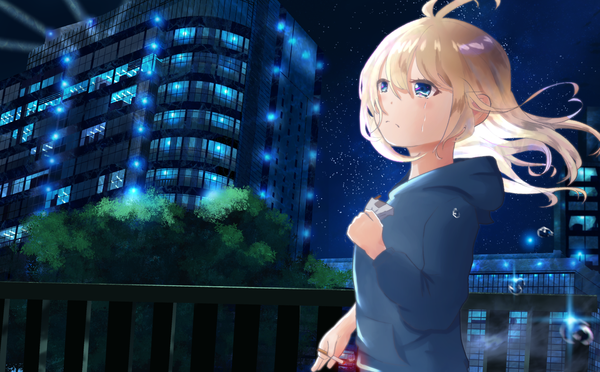 Anime picture 2056x1275 with original yukinocity single blush fringe highres short hair blue eyes blonde hair hair between eyes wide image standing holding payot looking away upper body ahoge outdoors wind night