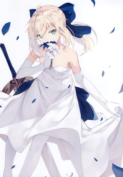 Anime-Bild 2517x3613 mit fate (series) fate/stay night fate/unlimited blade works artoria pendragon (all) saber nagishiro mito single long hair tall image looking at viewer fringe highres breasts simple background blonde hair hair between eyes standing white background bare shoulders holding