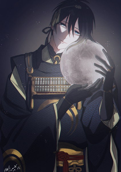 Anime picture 1050x1485 with touken ranbu nitroplus mikazuki munechika hachiyayuta single tall image looking at viewer fringe short hair blue eyes black hair simple background holding signed traditional clothes head tilt japanese clothes light smile glowing black background