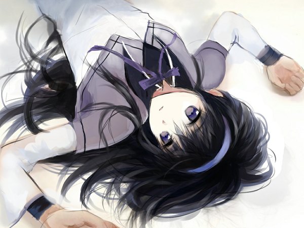 Anime picture 1024x768 with mahou shoujo madoka magica shaft (studio) akemi homura shiawase usagi (artist) single long hair looking at viewer black hair simple background purple eyes lying arms up girl hairband