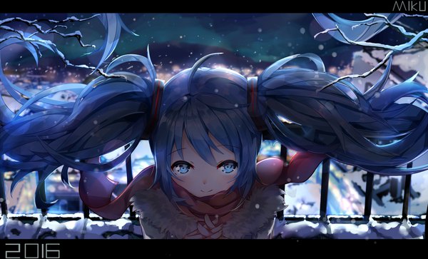 イラスト 2010x1217 と ボーカロイド 初音ミク 零言黑夜(kuroya) 長髪 赤面 前髪 highres 青い目 笑顔 wide image ツインテール 青い髪 アホ毛 outdoors blurry night depth of field fur trim character names dated