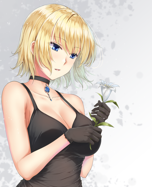 イラスト 1840x2258 と Fateシリーズ fate/grand order fate/apocrypha jeanne d'arc (fate) (all) ジャンヌ・ダルク(fate) primamiya ソロ 長身像 赤面 前髪 highres 短い髪 おっぱい 青い目 simple background 金髪 hair between eyes 肩出し holding looking away