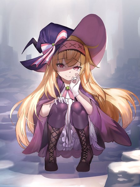 Anime-Bild 800x1067 mit little witch nobeta nobeta fuyouchu single long hair tall image looking at viewer fringe light erotic blonde hair smile hair between eyes red eyes silver hair full body bent knee (knees) wide sleeves shaded face squat lacing