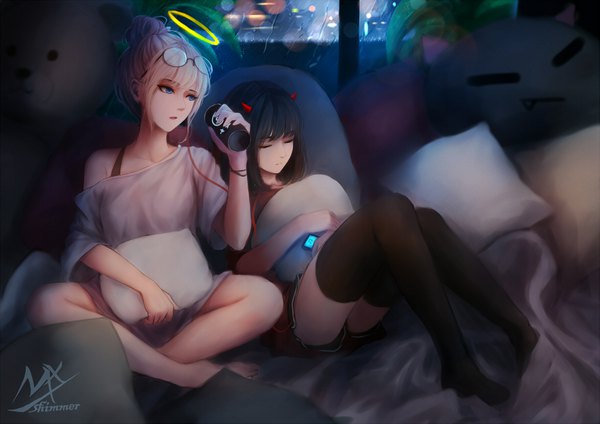 Anime-Bild 1823x1289 mit original shimmer fringe highres short hair open mouth blue eyes black hair blonde hair sitting multiple girls holding signed payot looking away full body bent knee (knees) indoors blunt bangs eyes closed