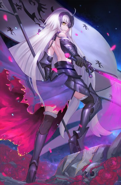 Anime picture 1300x1981 with fate (series) fate/grand order fate/apocrypha jeanne d'arc (fate) (all) jeanne d'arc alter (fate) duan henglong single long hair tall image looking at viewer bare shoulders holding yellow eyes bent knee (knees) white hair one eye closed looking back bare back girl thighhighs