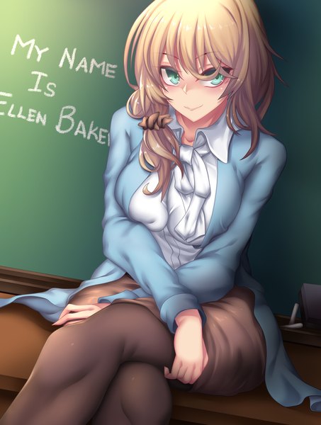 イラスト 1550x2050 と ニューホライズン ellen baker fi-san ソロ 長髪 長身像 カメラ目線 青い目 light erotic 金髪 笑顔 座る 足を組む teacher 女の子 スカート パンスト