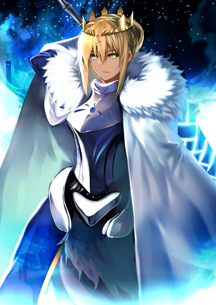 Anime picture 1000x1414 with fate (series) fate/grand order artoria pendragon (all) artoria pendragon (lancer) karlwolf single tall image looking at viewer fringe short hair blonde hair hair between eyes green eyes payot arm up night night sky fur trim glowing glowing weapon