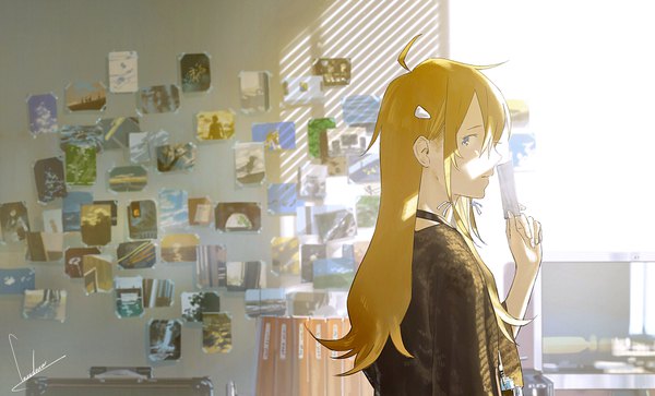 Anime picture 1785x1080 with original loundraw single long hair looking at viewer fringe highres blue eyes blonde hair wide image standing holding signed payot ahoge indoors profile girl hair ornament picture