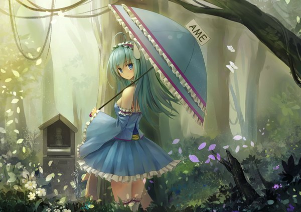 Anime picture 1136x803 with original xiaoyin li single long hair looking at viewer blush fringe blue eyes standing bare shoulders holding cleavage ahoge looking back light smile wind sunlight blurry aqua hair wide sleeves