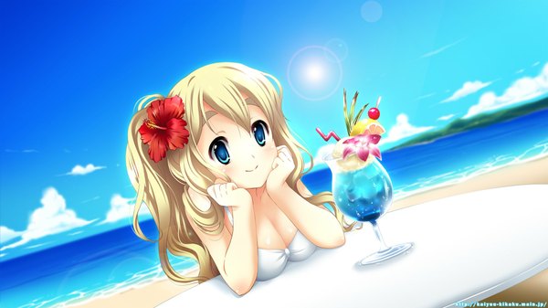 Anime picture 1920x1080 with k-on! kyoto animation kotobuki tsumugi suzui narumi long hair highres blue eyes light erotic blonde hair smile wide image looking away sky cloud (clouds) ponytail hair flower side ponytail sand girl hair ornament