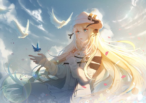 Anime-Bild 2105x1488 mit arknights nightingale (arknights) lingmuqianyi single long hair blush fringe highres open mouth blonde hair hair between eyes standing green eyes sky cloud (clouds) outdoors long sleeves horn (horns) wind lens flare