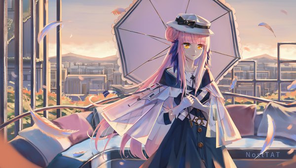 Anime-Bild 4200x2400 mit arknights ceylon (arknights) nosttat single long hair looking at viewer fringe highres wide image standing holding signed yellow eyes payot pink hair absurdres sky cloud (clouds) outdoors blunt bangs