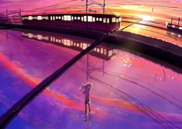 Аниме картинка 1500x1072 с оригинальное изображение nosaki tsubasa один (одна) длинные волосы смотрит на зрителя светлые волосы небо ветер вечер отражение закат девушка вода носки носки (чёрные) солнце поезд платье-свитер