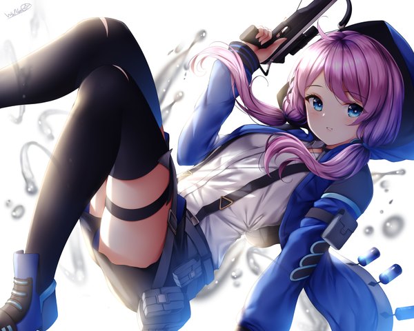 Anime-Bild 1600x1280 mit arknights blue poison (arknights) wsman single long hair looking at viewer blush fringe blue eyes simple background white background twintails holding pink hair ahoge bent knee (knees) arm up open jacket low twintails girl
