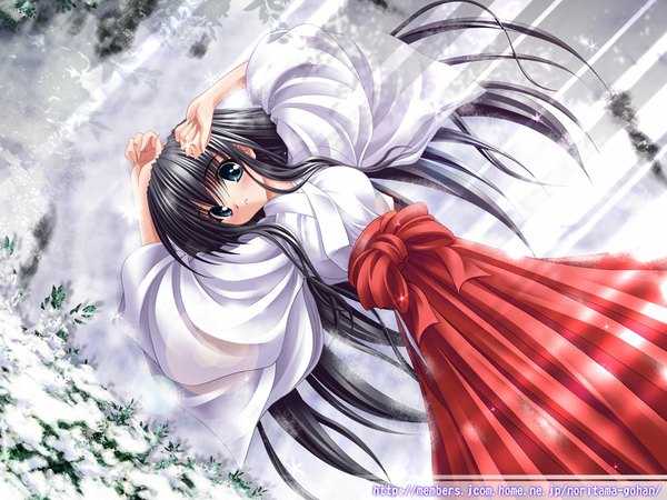 Anime picture 1024x768 with original noritama (gozen) single long hair black hair green eyes japanese clothes wide sleeves snowing winter snow miko girl