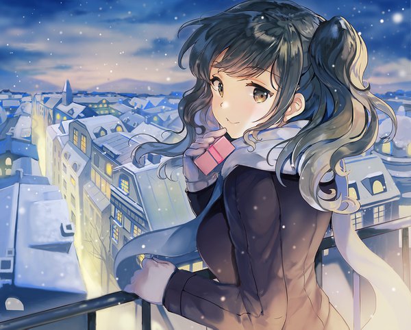 Anime picture 1280x1029 with original sibyl single looking at viewer blush fringe short hair black hair smile brown hair twintails holding payot sky cloud (clouds) upper body outdoors long sleeves looking back city