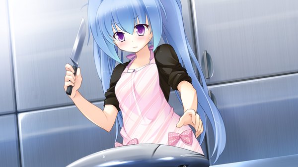 Аниме картинка 1280x720 с hyouka no mau sora ni shiina himikawa длинные волосы широкое изображение фиолетовые глаза два хвостика синие волосы game cg лоли готовка девушка животное фартук рыба (рыбы) кухня