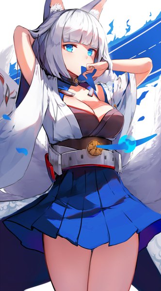 Аниме картинка 1040x1880 с azur lane kaga (azur lane) natsumoka один (одна) высокое изображение смотрит на зрителя чёлка короткие волосы грудь голубые глаза лёгкая эротика большая грудь стоя уши животного декольте серебряные волосы хвост прямая чёлка традиционная одежда японская одежда