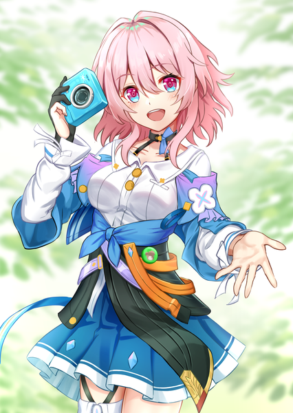 Anime-Bild 1919x2700 mit honkai: star rail honkai (series) march 7th (honkai: star rail) nonoa-cg single tall image looking at viewer fringe highres short hair open mouth hair between eyes standing pink hair :d pink eyes arm up outstretched hand multicolored eyes girl