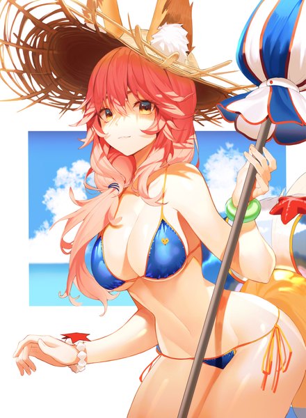 イラスト 2933x4000 と Fateシリーズ fate/grand order tamamo (fate) (all) 玉藻の前(水着) プロピ ソロ 長髪 長身像 カメラ目線 赤面 前髪 highres おっぱい light erotic simple background 笑顔 大きな乳房 立つ 白背景 holding