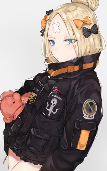 Anime picture 1033x1648 with fate (series) fate/grand order abigail williams (fate) kyouki single long hair tall image blue eyes simple background blonde hair standing grey background hair bun (hair buns) expressionless heroic spirit traveling outfit girl bow hair bow jacket toy