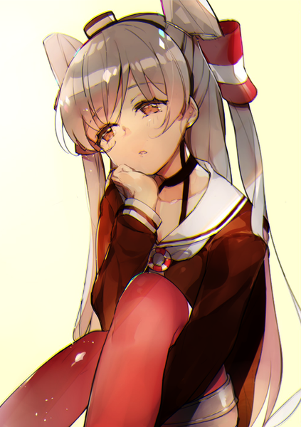 Аниме картинка 600x850 с флотская коллекция amatsukaze destroyer atsumi jun один (одна) длинные волосы высокое изображение чёлка простой фон сидит карие глаза смотрит в сторону серые волосы two side up жёлтый фон поддержка подбородка девушка чулки форма шляпа чокер