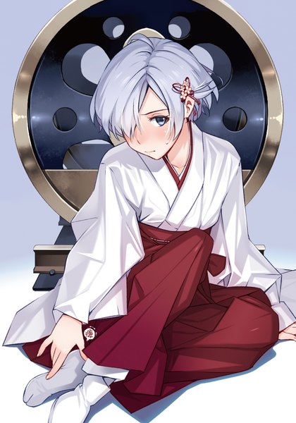 イラスト 1344x1920 と バーニア600 ソロ 長身像 カメラ目線 赤面 短い髪 青い目 white hair traditional clothes 和服 巫女 女の子