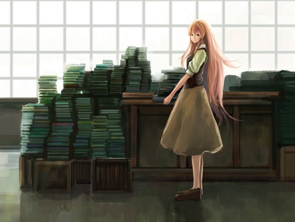 イラスト 1194x900 と 人類は衰退しました わたし yoshifumi (4423) ソロ 長髪 holding 緑の目 オレンジ髪 carrying 女の子 スカート 窓 本 ジレー 机 箱