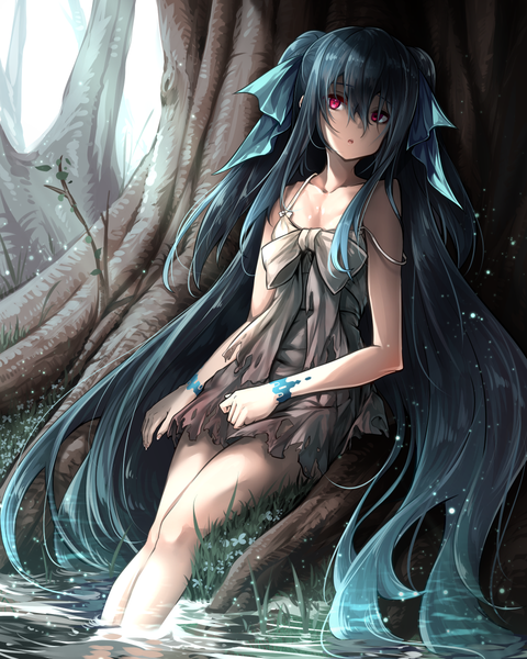 イラスト 960x1200 と 薄稀 ソロ 長身像 前髪 開いた口 hair between eyes 座る ツインテール very long hair ピンク目 sunlight aqua hair :o sleeveless strap slip 足を浸す 女の子 ドレス リボン ちょう結び