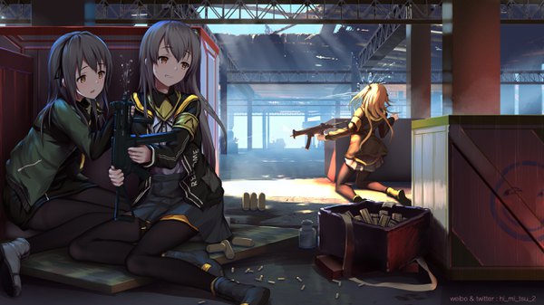 イラスト 2560x1440 と ドールズフロントライン ump45 (girls frontline) ump9 (girls frontline) ump40 (girls frontline) ひみつ 長髪 赤面 前髪 highres 開いた口 金髪 笑顔 wide image 座る multiple girls holding 茶目 signed looking away pleated skirt