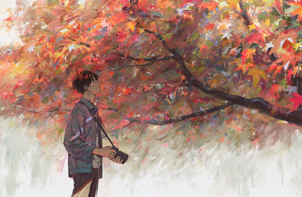 イラスト 4600x3000 と オリジナル 天通 ソロ highres 短い髪 茶色の髪 立つ looking away absurdres outdoors プロフィール autumn 男性 植物 木 葉 カメラ