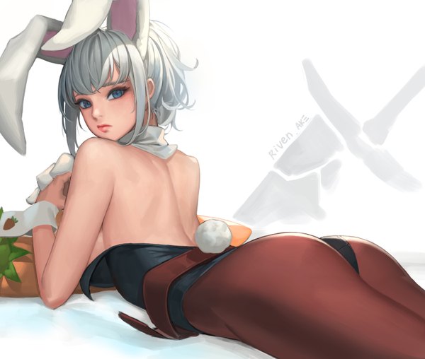 イラスト 2904x2460 と league of legends riven (league of legends) battle bunny riven ake (cherrylich) ソロ 前髪 highres 短い髪 青い目 light erotic simple background 白背景 肩出し signed 獣耳 尻 white hair 尻尾 lying animal tail