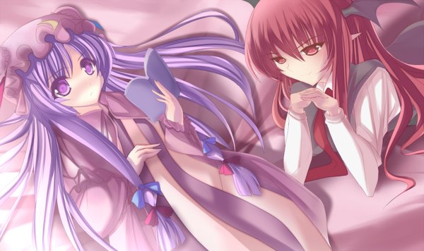 Anime picture 1600x950 with touhou patchouli knowledge koakuma marionette (excle) long hair red eyes wide image purple eyes multiple girls purple hair red hair pointy ears head wings girl 2 girls book (books) bonnet