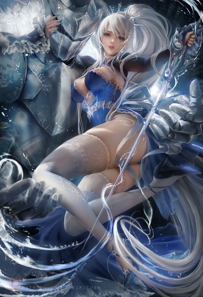 イラスト 2395x3500 と rwby rooster teeth weiss schnee sakimichan 長身像 カメラ目線 前髪 highres おっぱい 青い目 light erotic hair between eyes 大きな乳房 holding cleavage 全身 尻 white hair ポニーテール very long hair