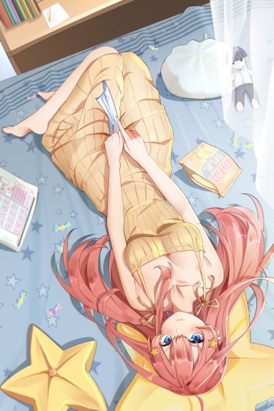 Anime-Bild 1669x2500 mit go-toubun no hanayome nakano itsuki uesugi fuutarou kongbai single long hair tall image looking at viewer blush fringe breasts blue eyes hair between eyes bare shoulders pink hair cleavage bent knee (knees) lying on back upside down