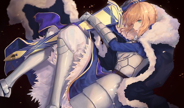 Anime picture 3618x2120 with fate (series) fate/stay night artoria pendragon (all) saber pigone single fringe highres short hair open mouth simple background blonde hair hair between eyes wide image holding green eyes payot absurdres ahoge lying